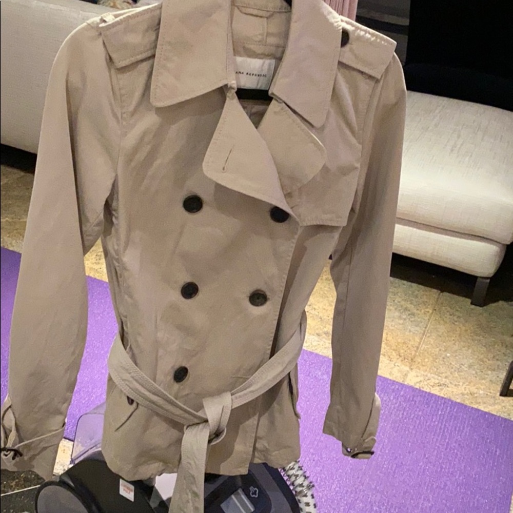 Impecable beige trench coat